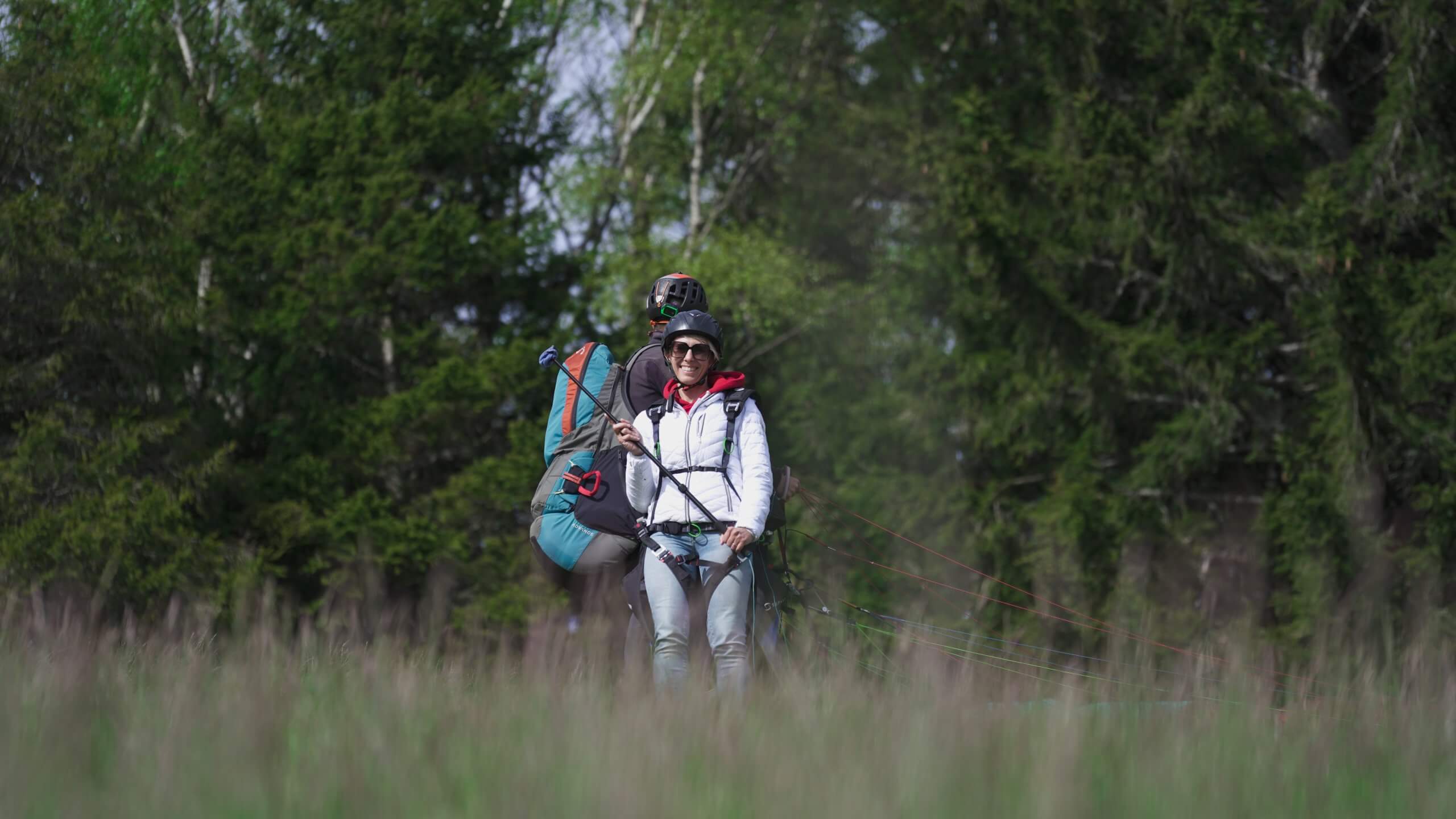 passagère souriante et rassurée au décollage